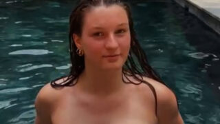 Itscarlyjane Onlyfans video – Naked in the pool so hot